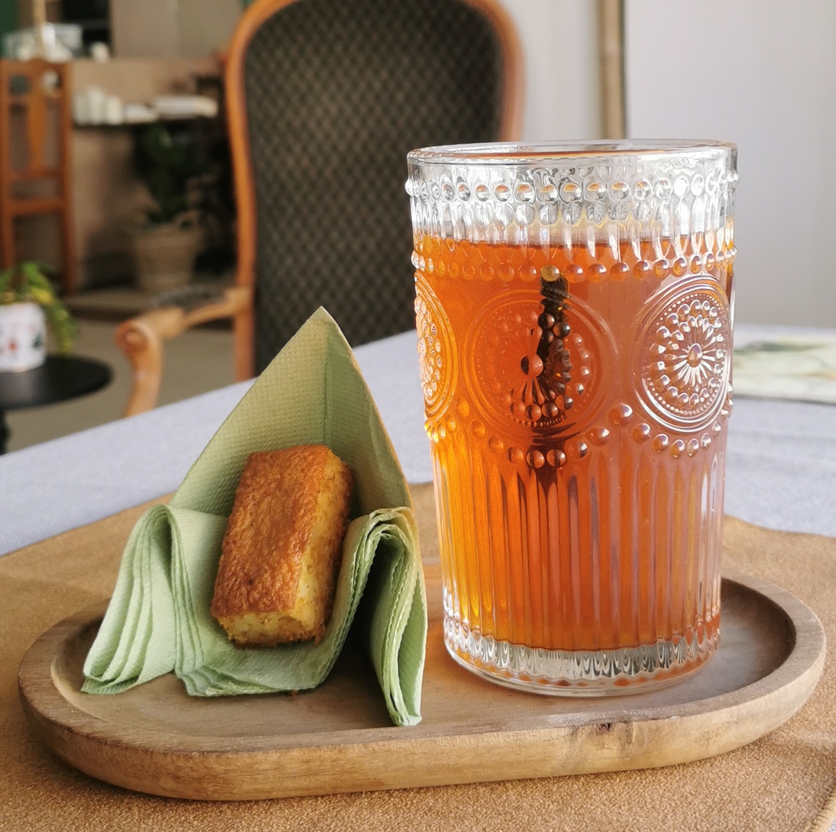 Verre de thé glacé rooibos citronelle gingembre sur plateau bois — ID2T salon de thé Nogent-sur-Vernisson