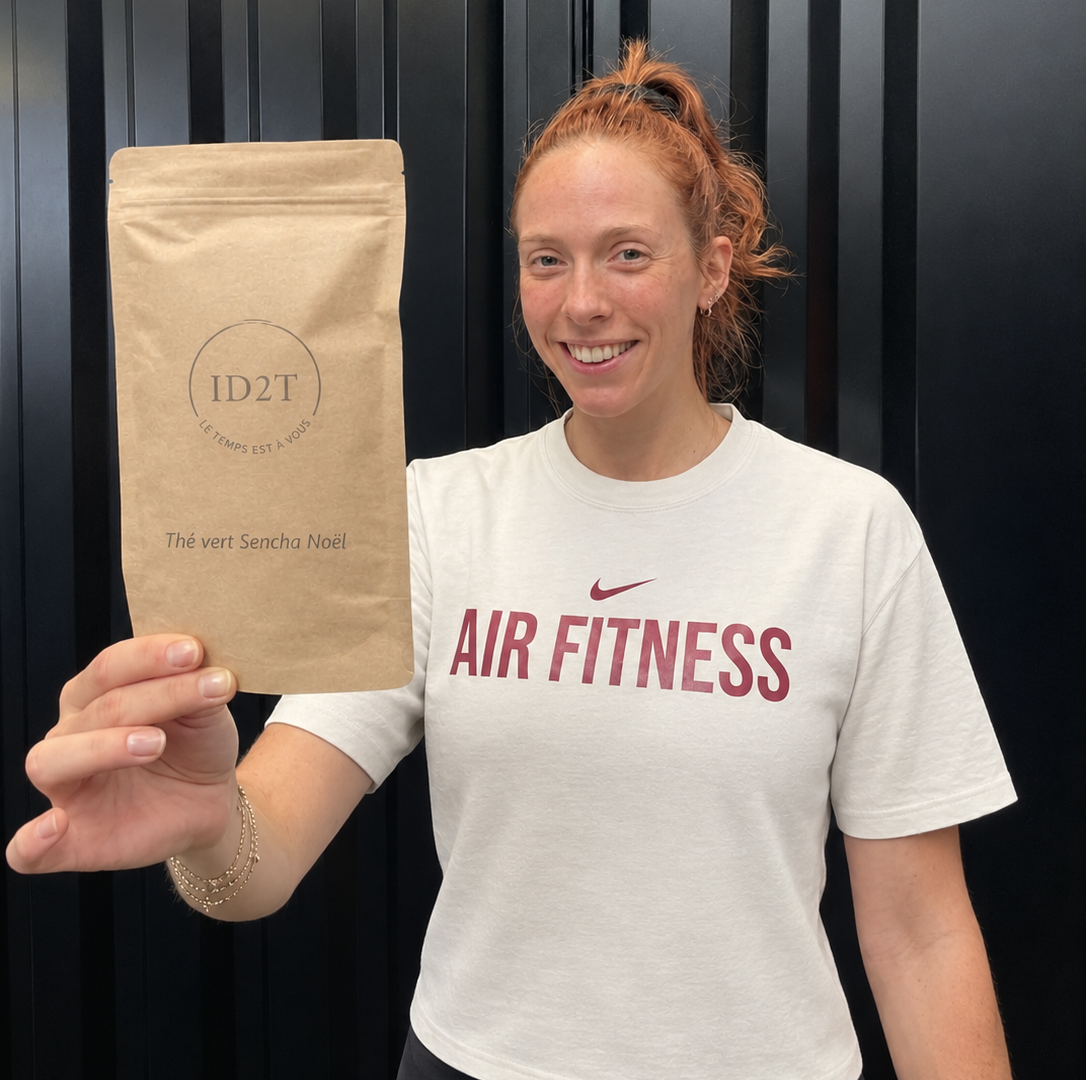 Léa Wagner, coach à la salle Air Fitness, avec un sachet de thé ID2T