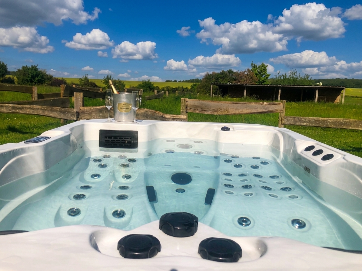 Jacuzzi dans le jardin du Spa est dans le Pré, à Trigueres