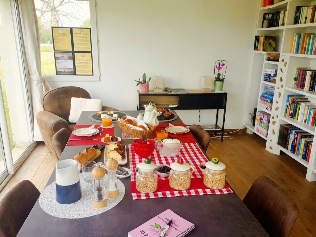 Table de déjeuner autour du thé au Spa est dans le Pré, à Trigueres